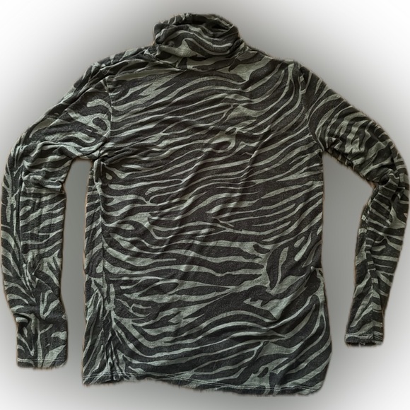 Black-green zebra-pattern long sleeve top from Philosophy - Picture 1 of 3